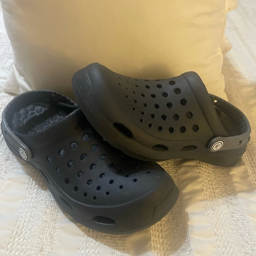 Joybees Clogs Junior Size 5 | Lightweight & Comfy Slip-Ons - Picture 1 of 5